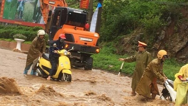 Hình ảnh các chiến sĩ công an Mộc Châu giúp dân vượt lũ. - Sputnik Việt Nam