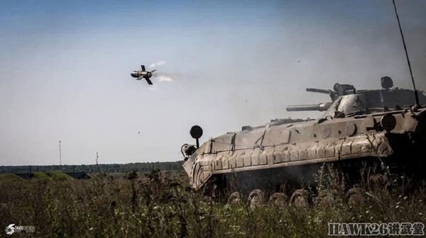 Trong ảnh: BMP-1 của quân đội nước ngoài đang phóng tên lửa chống tăng B72.  - Sputnik Việt Nam