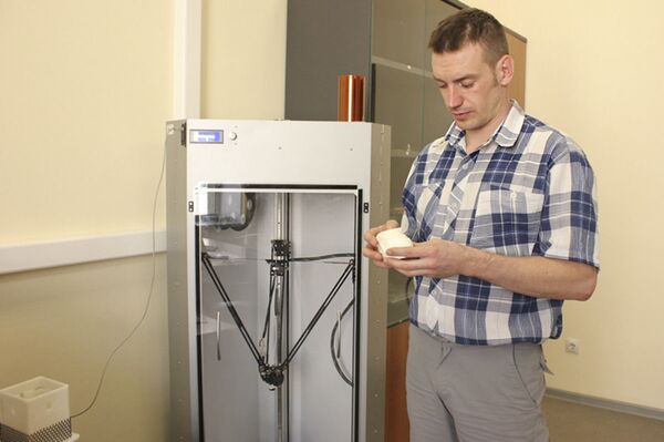 Nghiên cứu sinh Yuri Dontsov Viện Vật lý Công nghệ cao Đại học Bách khoa Tomsk với trái tim 3D - Sputnik Việt Nam