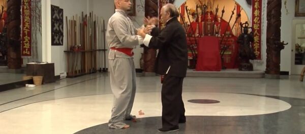 Đại sư Nam Anh tập luyện cùng đệ tử - Sputnik Việt Nam