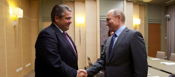 Russian President Vladimir Putin (R) and German Vice Chancellor and Economy Minister Sigmar Gabriel shake hands during their meeting at the Novo-Ogaryovo state residence outside Moscow, Russia September 21, 2016 - Sputnik Việt Nam