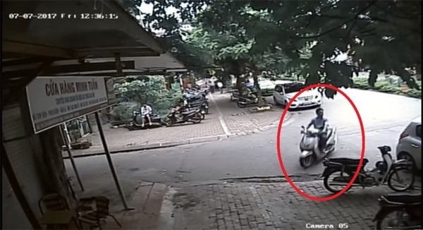 Ông Vũ Minh Lộ, Chủ tịch UBND phường Thanh Xuân Bắc đi xe máy không đội mũ bảo hiểm. - Sputnik Việt Nam