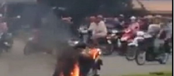 Một người đàn ông đổ xăng đốt xe trên đường phố Biên Hòa - Sputnik Việt Nam