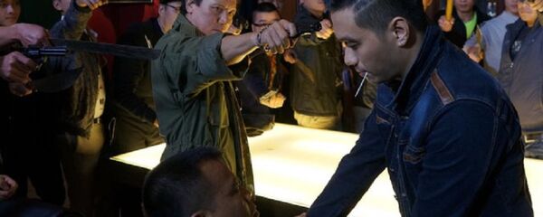 Cảnh Huy Kình dí súng vào đầu Phan Hải trong phim Người phán xử - Sputnik Việt Nam