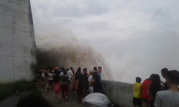 Người dân bất chấp nguy hiểm đứng xem xả lũ. - Sputnik Việt Nam