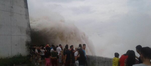 Người dân bất chấp nguy hiểm đứng xem xả lũ. - Sputnik Việt Nam