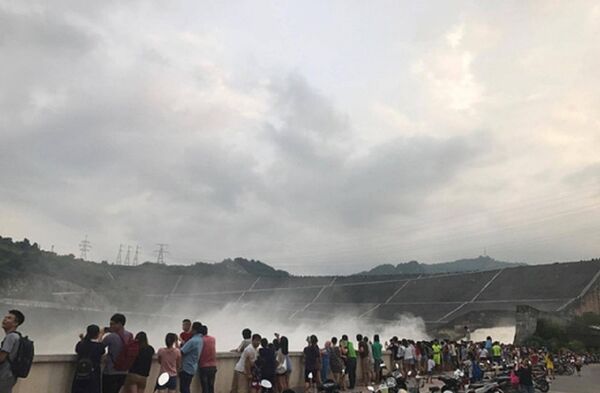 Người dân bất chấp nguy hiểm đứng xem xả lũ. - Sputnik Việt Nam