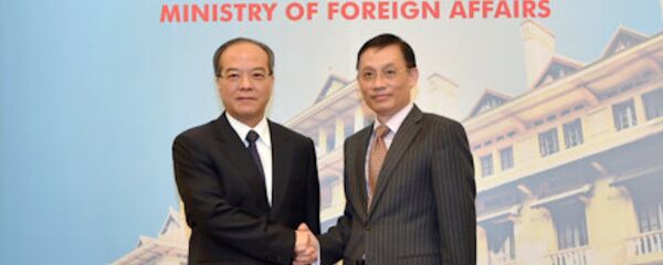 Thứ trưởng Ngoại giao Lê Hoài Trung (phải) và Phó Tỉnh trưởng thường trực tỉnh Quảng Đông, Trung Quốc Lâm Thiếu Xuân. - Sputnik Việt Nam