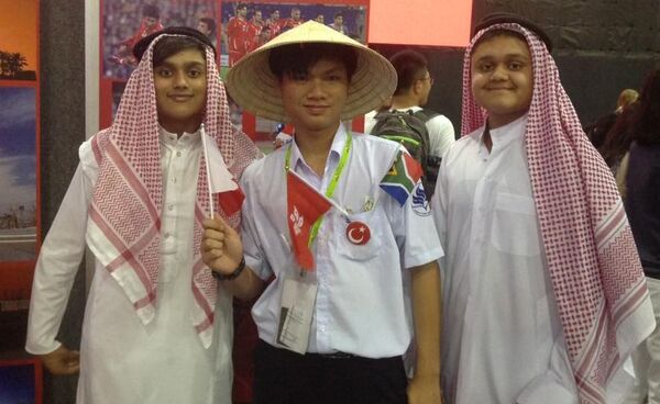 Khoa chụp cùng bạn bè quốc tế trong cuộc thi Cup Học giả quốc tế tại Bangkok, Thái Lan năm 2016. - Sputnik Việt Nam