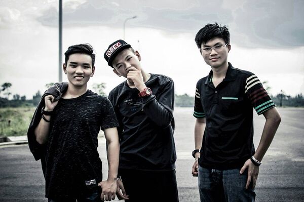 Khoa (ngoài cùng bên phải) cùng các bạn trong nhóm nhảy MIB mà em là thành viên. - Sputnik Việt Nam