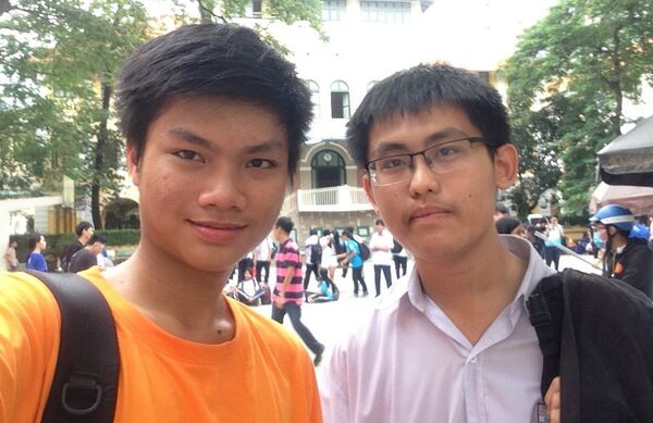 Khoa (bên trái) chụp cùng bạn học. - Sputnik Việt Nam