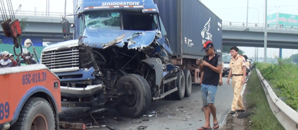 Xe container hư hỏng nặng sau cú tông mạnh Xe container hư hỏng nặng sau cú tông mạnh - Sputnik Việt Nam