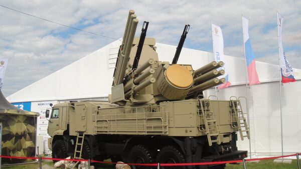 Tổ hợp tên lửa-pháo cao xạ  phòng không Pantsir - S1 trên cơ sở xe tải KAMAZ. - Sputnik Việt Nam