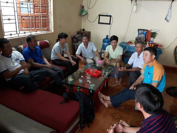 Nhiều người thân đau buồn sau cái chết của bé N. Nhiều người thân đau buồn sau cái chết của bé N. - Sputnik Việt Nam