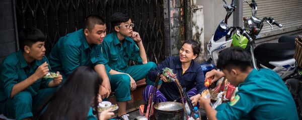 Những người giao hàng chuyện trò chờ nhận đơn hàng, Hà Nội - Sputnik Việt Nam