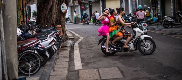 Tạo dáng trên xe máy, Hà Nội - Sputnik Việt Nam