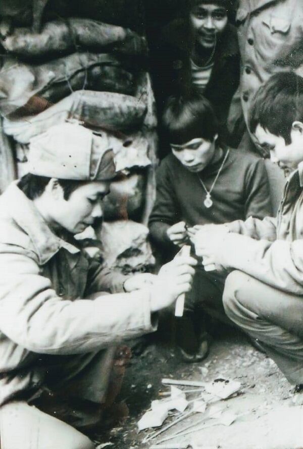 Bộ đội ta chuẩn bị truyền đơn, dùng nỏ phóng sang chốt của đối phương. - Sputnik Việt Nam