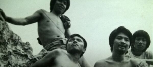 Tác giả (thứ 2, trái sang) cùng các chiến sĩ bộ đội trên chốt H2. - Sputnik Việt Nam