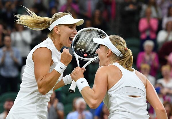 Các cây vợt Nga Elena Vesnina (trái) và Ekaterina Makarova - người chiến thắng Wimbledon 2017 ở loại hình chơi đôi. - Sputnik Việt Nam