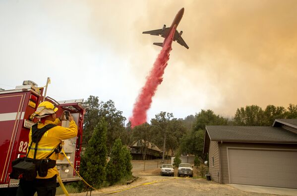 Hoa Kỳ. California, thị trấn Mariposa. Dập đám cháy từ trên không. - Sputnik Việt Nam