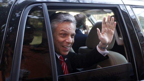 Republican presidential candidate and former Utah Gov. Jon Huntsman waves as he is driven away from a campaign stop in Charleston, S.C. Huntsman (File) - Sputnik Việt Nam