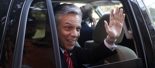 Republican presidential candidate and former Utah Gov. Jon Huntsman waves as he is driven away from a campaign stop in Charleston, S.C. Huntsman (File) - Sputnik Việt Nam