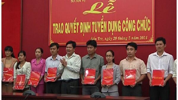 Lễ trao quyết định tuyển dụng công chức của Sở Nội vụ Bến Tre. (Ảnh có tính chất minh hoạ) - Sputnik Việt Nam