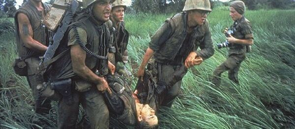 Binh lính Mỹ mang xác một đồng đội ra máy bay trực thăng để chuyển về sân bay quốc tế Đà Nẵng hoặc Sài Gòn để được đưa về Mỹ. Gần như toàn bộ binh lính Mỹ thiệt mạng trong chiến tranh Việt Nam đều được đưa về Mỹ, trừ những người mất tích hoặc mất xác. - Sputnik Việt Nam