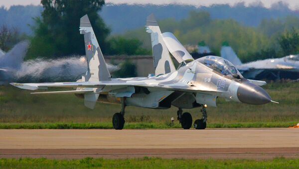 Su-30 MK fighter plane on the runway - Sputnik Việt Nam