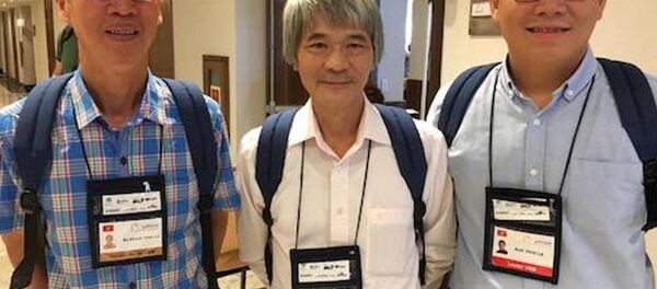 Các thầy giáo trong đoàn dự thi IMO 2017 của Việt Nam. Từ trái qua là thầy Lê Bá Khánh Trình, Nguyễn Khắc Minh và Lê Anh Vinh. Các thầy giáo trong đoàn dự thi IMO 2017 của Việt Nam. Từ trái qua là thầy Lê Bá Khánh Trình, Nguyễn Khắc Minh và Lê Anh Vinh. - Sputnik Việt Nam