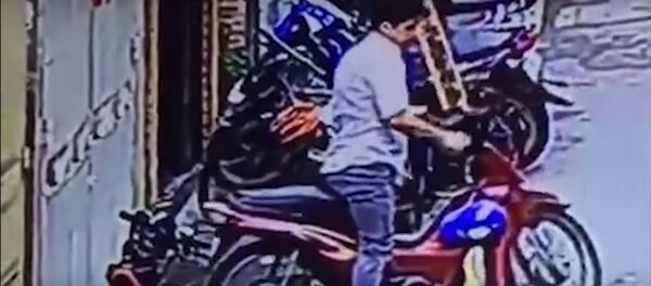 Cảnh chiếc xe đạp của Rita bị trộm trong tích tắc - Sputnik Việt Nam