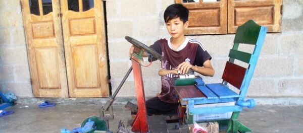 Lê Thiên Ân bên chiếc xe điện tự chế của mình - Sputnik Việt Nam