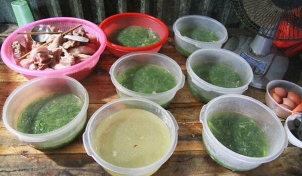 Giá thịt lợn tăng cao nên với số tiền 20.000 đồng/người/ngày, bữa cơm hôm nay của nhóm thợ 30 người chỉ có canh cải, thịt luộc và cơm trắng Giá thịt lợn tăng cao nên với số tiền 20.000 đồng/người/ngày, bữa cơm hôm nay của nhóm thợ 30 người chỉ có canh cải, thịt luộc và cơm trắng - Sputnik Việt Nam