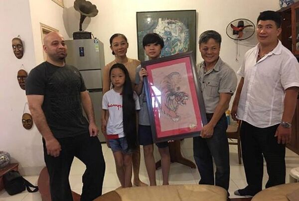  Flores tặng võ sư Châu bức tranh con hổ - Sputnik Việt Nam