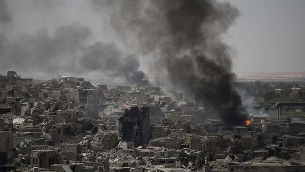 Smoke billows after airstrikes hit Islamic State positions on the edge of the Old City a day after Iraq's prime minister declared total victory in Mosul, Iraq, Tuesday, July 11, 2017. - Sputnik Việt Nam