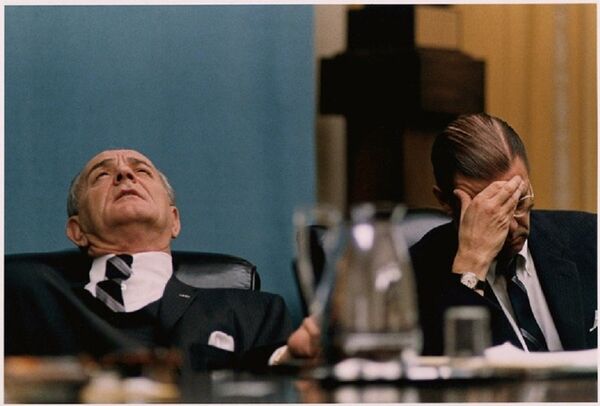 Vẻ thất thần của Tổng thống Mỹ Lyndon B. Johnson và Bộ trưởng Quốc phòng Robert McNamara  - Sputnik Việt Nam