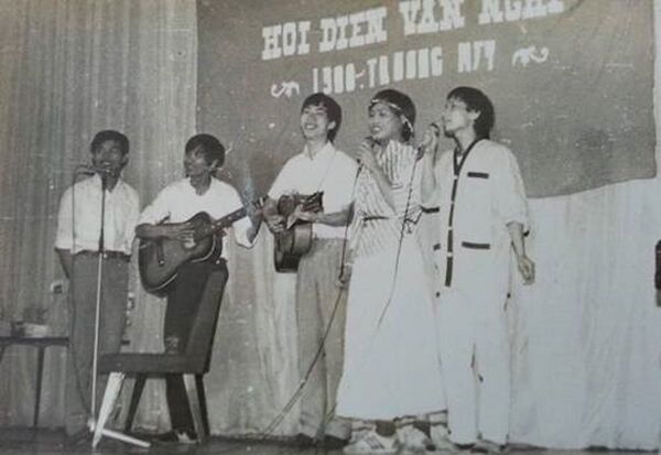 Ngũ ca của Khoa Toán - Cơ MGU năm xưa hát Dân ca 3 miền Bắc - Trung - Nam. Lê Bá Khánh Trình ôm đàn guitar ở giữa. Ngũ ca của Khoa Toán - Cơ MGU năm xưa hát Dân ca 3 miền Bắc - Trung - Nam. Lê Bá Khánh Trình ôm đàn guitar ở giữa. - Sputnik Việt Nam