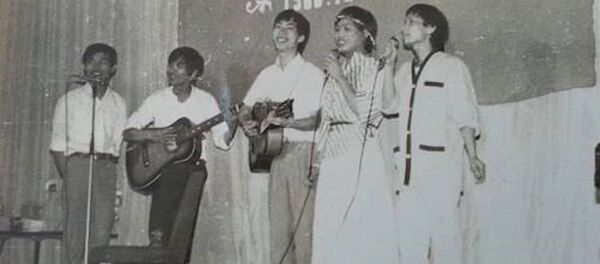 Ngũ ca của Khoa Toán - Cơ MGU năm xưa hát Dân ca 3 miền Bắc - Trung - Nam. Lê Bá Khánh Trình ôm đàn guitar ở giữa. - Sputnik Việt Nam