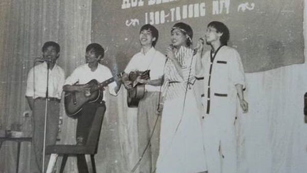 Ngũ ca của Khoa Toán - Cơ MGU năm xưa hát Dân ca 3 miền Bắc - Trung - Nam. Lê Bá Khánh Trình ôm đàn guitar ở giữa. - Sputnik Việt Nam