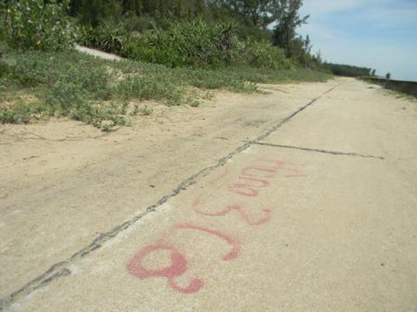 Các lô đất ven biển đã được ghi chữ Hùng Ba Cơ. - Sputnik Việt Nam