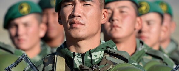 Военнослужащие армии Киргизии во время совместных тактических учений коллективных сил быстрого реагирования государств-членов ОДКБ Рубеж-2016 в Киргизии - Sputnik Việt Nam