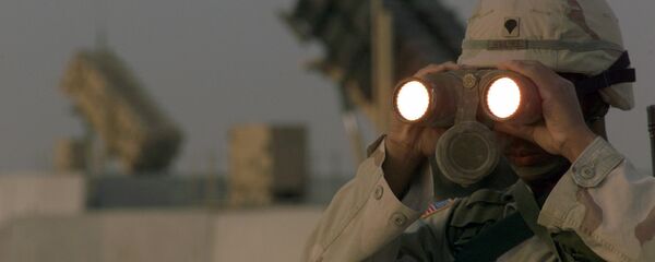 US soldier uses a pair of binoculars to scans the landscape around his Patriot Missiles based at Al Udeid AB, Qatar - Sputnik Việt Nam