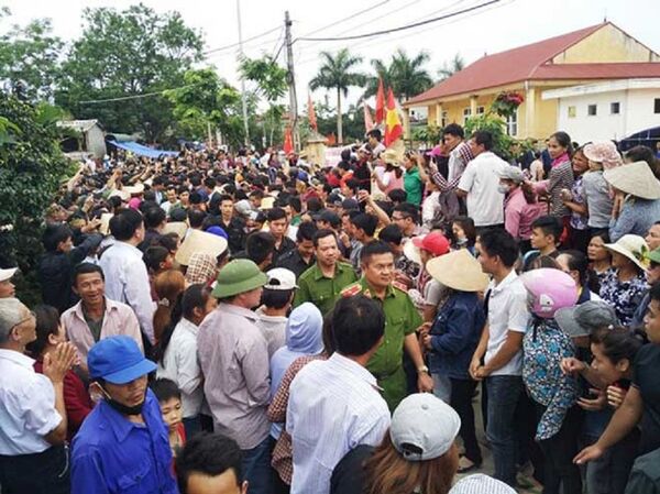 Vụ Đồng Tâm gây nóng dư luận thời gian dài. Trong ảnh là hình ảnh các chiến sỹ được người dân giữ tại nhà văn hoá thôn Hoành được người dân thả về nhà. Vụ Đồng Tâm gây nóng dư luận thời gian dài. Trong ảnh là hình ảnh các chiến sỹ được người dân giữ tại nhà văn hoá thôn Hoành được người dân thả về nhà. - Sputnik Việt Nam