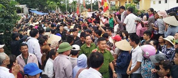 Vụ Đồng Tâm gây nóng dư luận thời gian dài. Trong ảnh là hình ảnh các chiến sỹ được người dân giữ tại nhà văn hoá thôn Hoành được người dân thả về nhà. - Sputnik Việt Nam