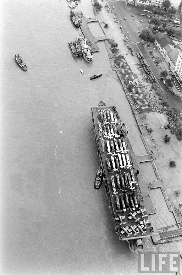 Tàu sân bay USNS Card neo tại cảng Sài Gòn. Tàu sân bay USNS Card neo tại cảng Sài Gòn. - Sputnik Việt Nam