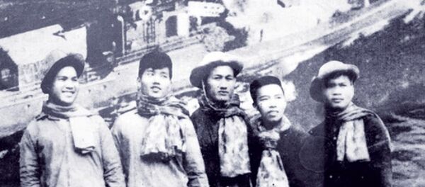 (Từ trái sang) Các thủy thủ tàu C235 Nguyễn Hồng Phong, Lê Duy Mai, Vũ Long An, Lâm Quang Tuyến, Hà Minh Thật còn sống trở về. - Sputnik Việt Nam