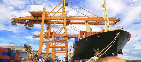 Chất container lên tàu vận tải hàng - Sputnik Việt Nam