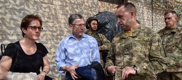US special Ukraine envoy Kurt Volker and US Ambassador to Ukraine Marie Yovanovitch in Donbass, July 23, 2017 - Sputnik Việt Nam