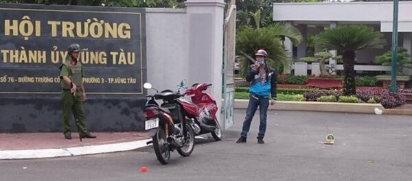 Phương đứng trước cổng Hội trường Thành ủy Vũng Tàu sau đó quậy phá - Sputnik Việt Nam