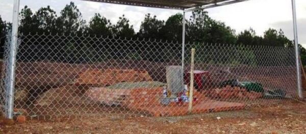 Dòng tộc Nguyễn Phước kiên quyết giữ lại ngôi mộ và yêu cầu công ty Chuỗi Giá Trị xây dựng lại ngôi mộ tại vị trí cũ. Dòng tộc Nguyễn Phước kiên quyết giữ lại ngôi mộ và yêu cầu công ty Chuỗi Giá Trị xây dựng lại ngôi mộ tại vị trí cũ. - Sputnik Việt Nam